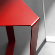 Tavolino triangolare di design in metallo laccato2