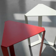 Tavolino triangolare di design in metallo laccato3
