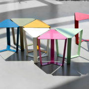Tavolino triangolare di design in metallo laccato4